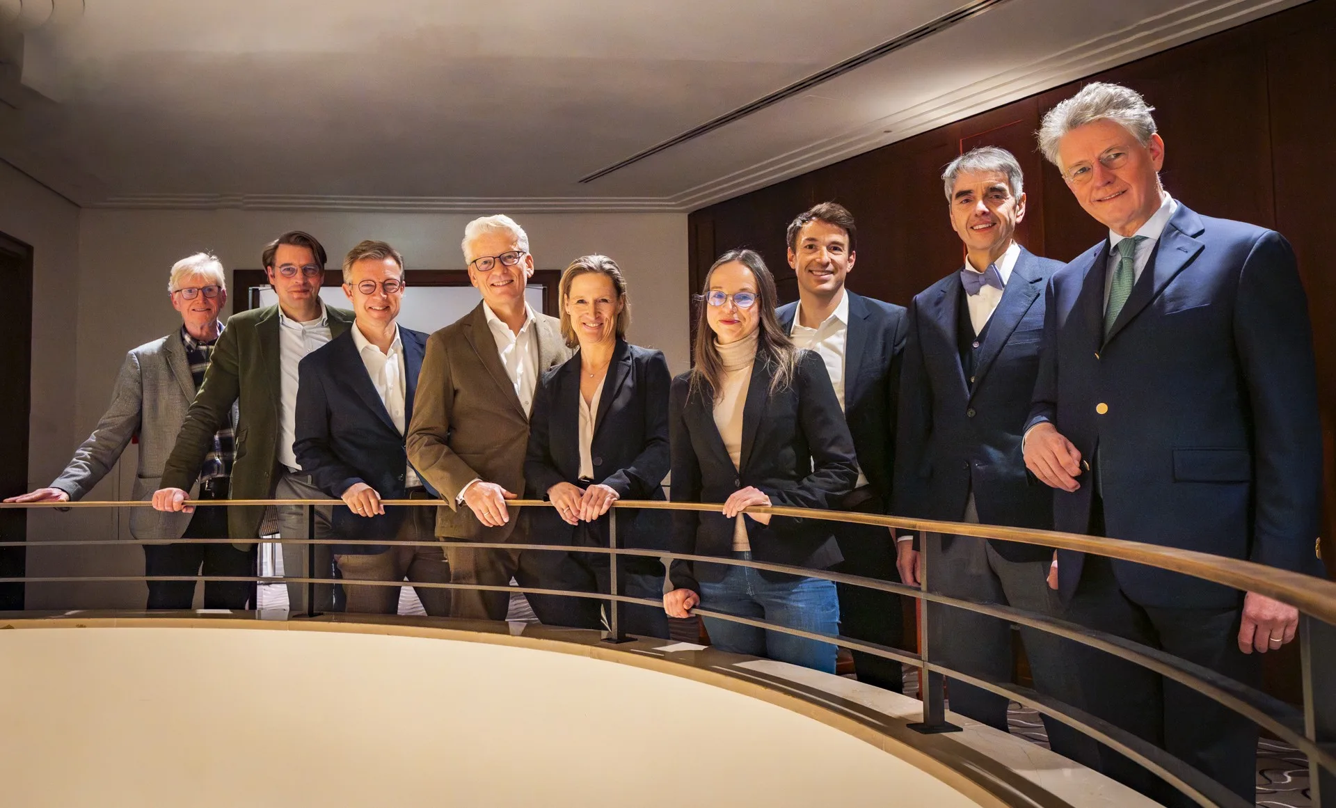 Ein Foto des Geschäftsführenden Ausschusses der Arbeitsgemeinschaft Erbrecht im Deutschen Anwaltverein. Zu sehen sind von links nach rechts: RA u. Avocat Stefan Stade (entsandtes Mitglied des DAV-Vorstandes), RA u. Notar Dr. Philipp Sticherling, RA u. Notar Dr. Ansgar Beckervordersandfort, RA Jan Bittler, RAin Dr. Stephanie Herzog, RAin Sabrina Reckin (zust. Referentin des DAV), RA Dr. Cornel Potthast (Kassenwart), RA Dr. Heinz-Willi Kamps (stllv. Vorsitzender) und RA Dr. Wolfram Theiss (Vorsitzender).